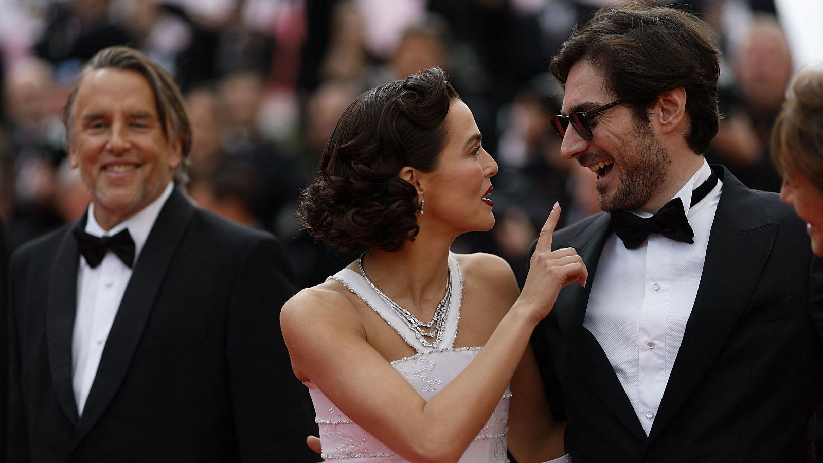 Richard Linklater (izquierda), junto a Zoey Deutch y Guillaume Marbeck en la presentacin de 'Nouvelle Vague'.