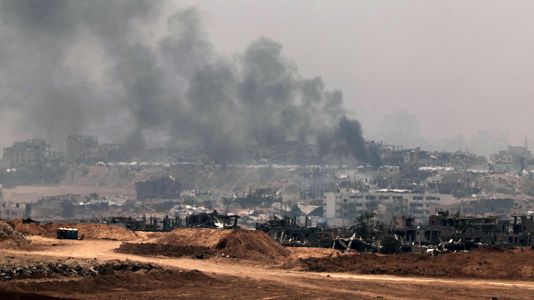 Un ataque aéreo israelí mata al menos a 24 personas en Gaza mientras continúan las conversaciones de alto el fuego
