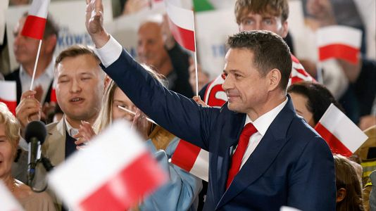 Rafal Trzaskowski saluda a sus simpatizantes tras el anuncio de las primeras encuestas a pie de urna tras las elecciones presidenciales en Sandomierz, el 18 de mayo de 2025.