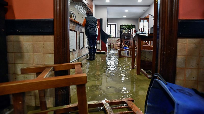 Inundaciones y varios conductores rescatados de balsas de agua tras las lluvias torrenciales en Bizkaia