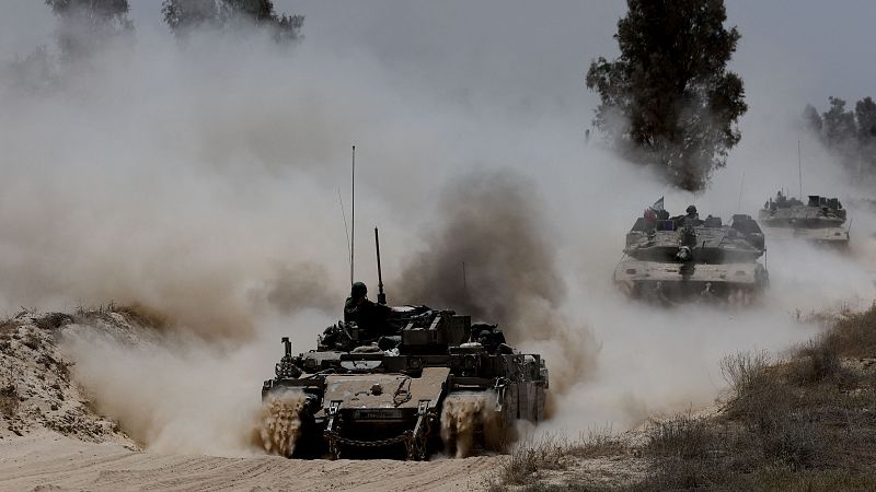 Vehículos militares avanzando desde el lado israelí de la frontera entre Israel hacia Gaza, el 20 de mayo de 2025.