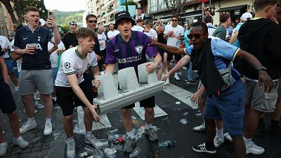 Aficionados del Totenham han arrancado mobiliario urbano de las calles de Bilbao.