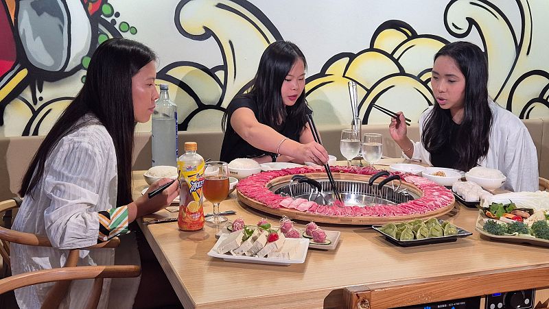 Mar, Irene y Ana comparten experiencias en un restaurante chino