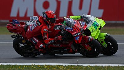 Carrera GP Gran Bretaña MotoGP: gana Bezzecchi y podio infartante para Marc