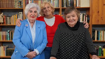Paca Sauquillo, Manuela Carmena y Cristina Almeida, durante el rodaje de 'Las Abogadas y compañía'