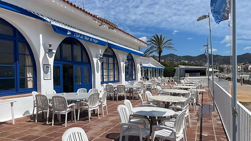 Ordenen l'enderroc del Club de Mar de Sitges
