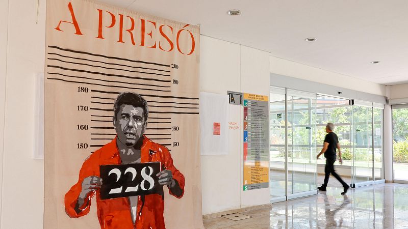 La Facultad de Bellas Artes de Valencia exhibe un lienzo que pide prisin para Mazn: "La obra habla por s misma"