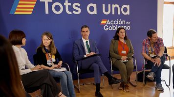 El presidente del Gobierno, Pedro Sánchez, con la delegada del Gobierno en Valencia, Pilar Bernabé, el día que se reunió con alcaldes de los municipios afectados por la dana.