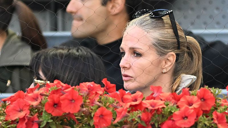 Genoveva Casanova, ¿infractora? ¿Recoge los excrementos de sus perros o no?