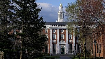 Trump prohíbe a Harvard matricular a estudiantes extranjeros por "antisemitismo y vínculos con China"