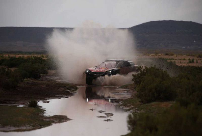 Carlos Sainz se pone al frente en coches y Barreda gana la sptima etapa en motos