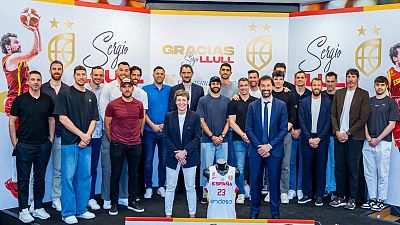 As despiden sus compaeros a Sergio Llull, el padre de 'La familia'