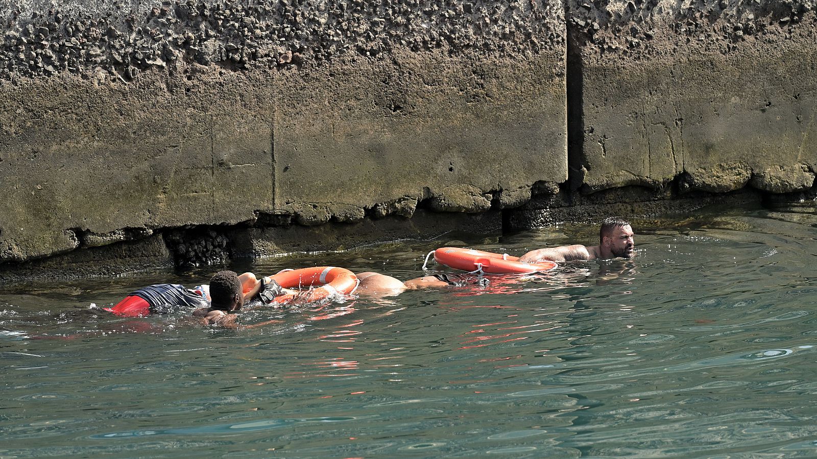 El transbordo de migrantes, el momento más peligroso - Telediario 2 | Ver