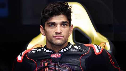 Jorge Martín en el box de Aprilia durante la pretemporada de MotoGP 2025
