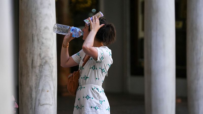 Grupos de personas descansan a la sombra este jueves, durante una jornada de calor en Madrid