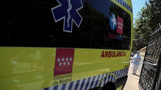 Una ambulancia del SAMUR, en una residencia de la Comunidad de Madrid.
