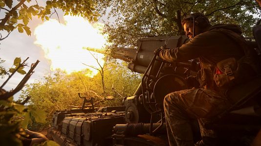 Un soldado ucraniano dispara una pieza de artillería en el frente de Donetsk