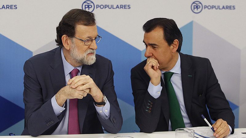 Rajoy advierte de que el 155 seguiría en vigor con una investidura telemática de Puigdemont, que califica de "absurda"