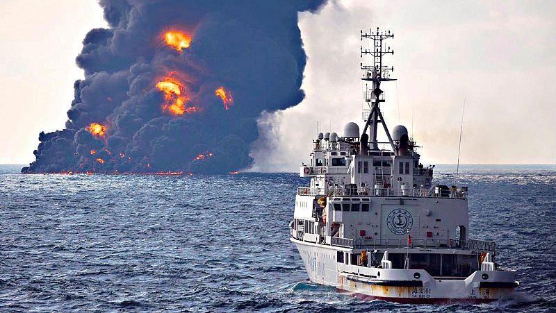 El buque iraní Sanchi deja una mancha de petróleo de 18,5 kilómetros de largo tras su hundimiento en aguas chinas