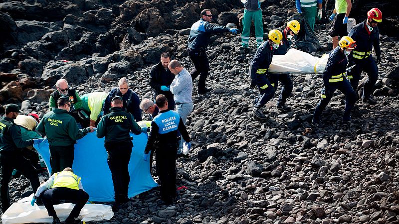 Siete inmigrantes mueren en una patera encallada en la costa de Lanzarote