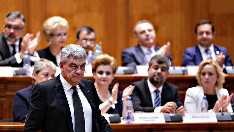 El primer ministro rumano anuncia su dimisión por su enfrentamiento con el líder de su partido