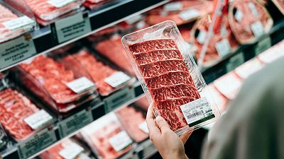 Calentar la comida en el envase original dispara la cantidad de plástico que se adhiere a los alimentos