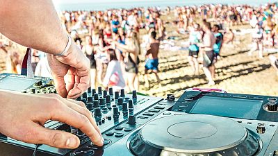 Así suena la banda sonora del verano, según Alizzz
