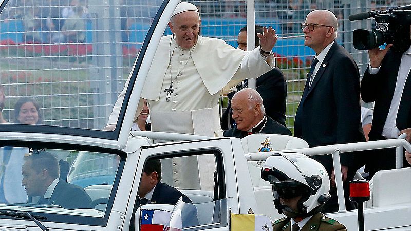 El papa Francisco visita Chile y Perú aclamado por los fieles y entre aisladas protestas
