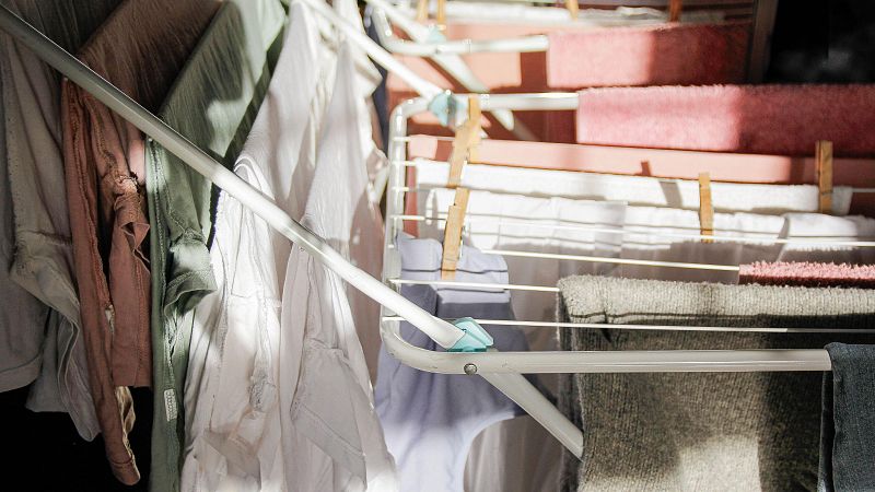 Secar la ropa dentro de casa o lavarse el pelo: consejos para sobrellevarlaalergia