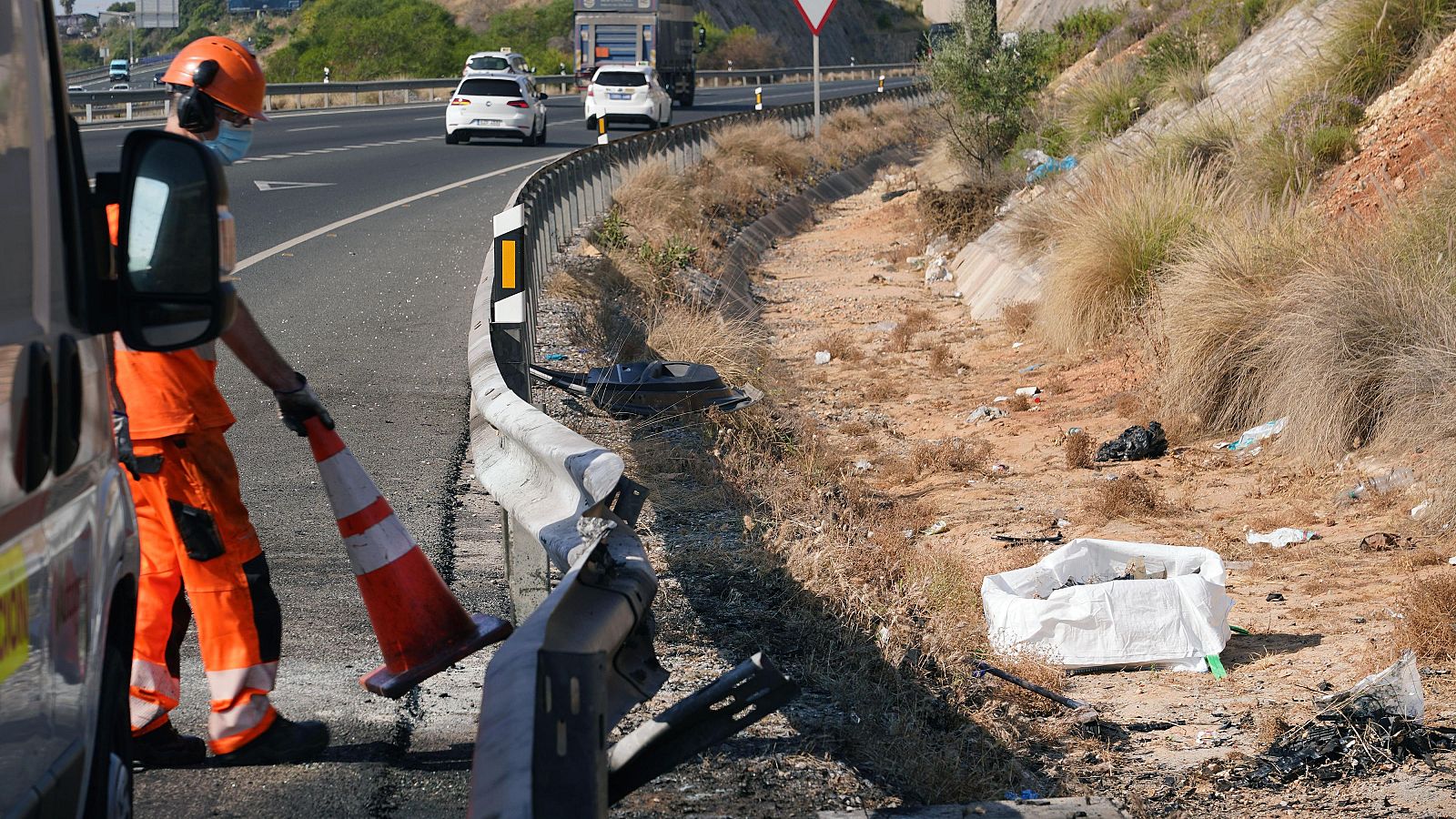 Cuatro muertos, uno de ellos policía fuera de servicio, en una persecución por un robo en Málaga - Telediario 1 | Ver
