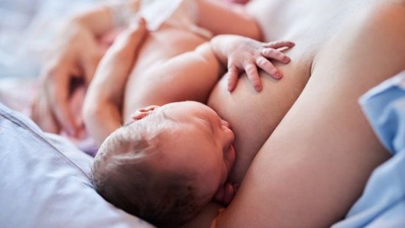 La lactncia materna: instintiva per als nadons, per no per a les mares