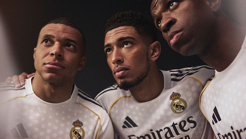 El Real Madrid hace oficial su camiseta para la temporada 25/26, que recuerda a la de 2009