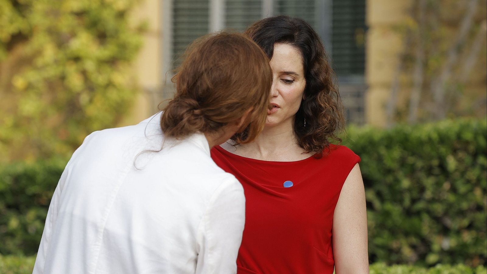 Tenso encuentro entre Mónica García e Isabel Díaz Ayuso - Modo Digital | Ver