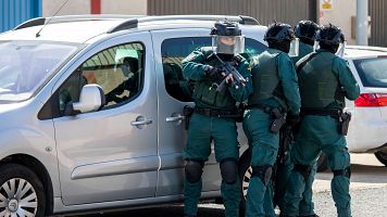 Agentes de la Guardia Civil y de Aduanas trabajan en una operacin contra el narcotrfico en Huelva