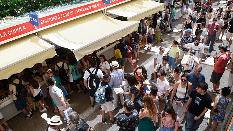 Las primeras veces de autores, editores y libreros en la Feria del Libro: "Quiero vender hasta los muebles de la caseta"