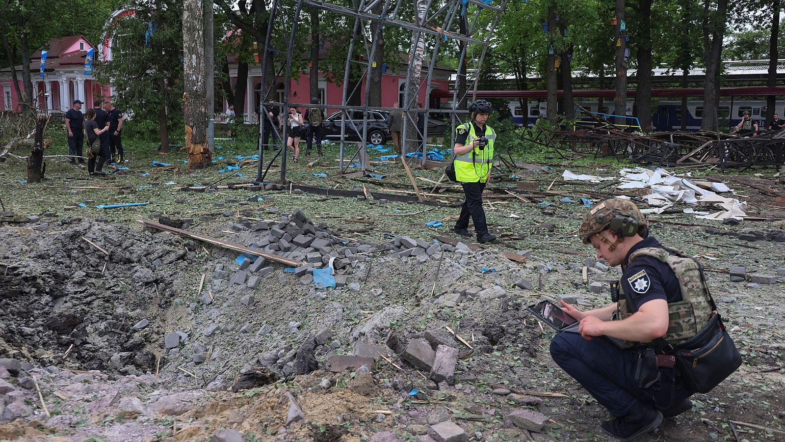 Al menos seis muertos en ataques rusos a Járkov y Jersón | Ver