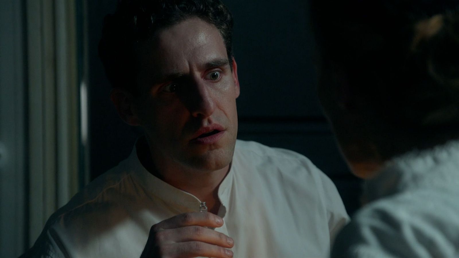 La Promesa - Pía y Lope descubren qué esconde la pulsera - La promesa | Ver