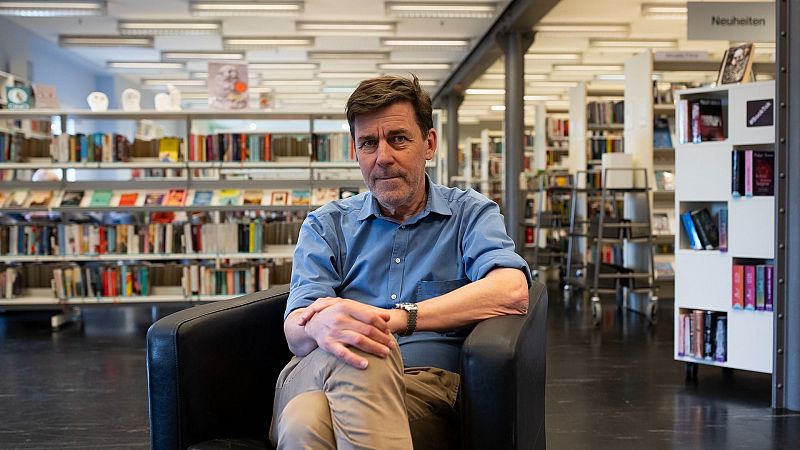 El escritor Peter Stamm ordena 'El archivo de los sentimientos'