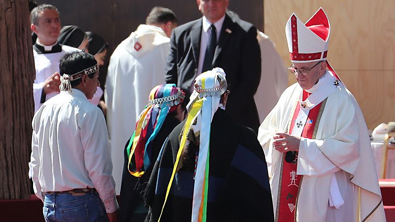 El papa pide en Chile el reconocimiento de las culturas indígenas, pero exige renegar de la violencia