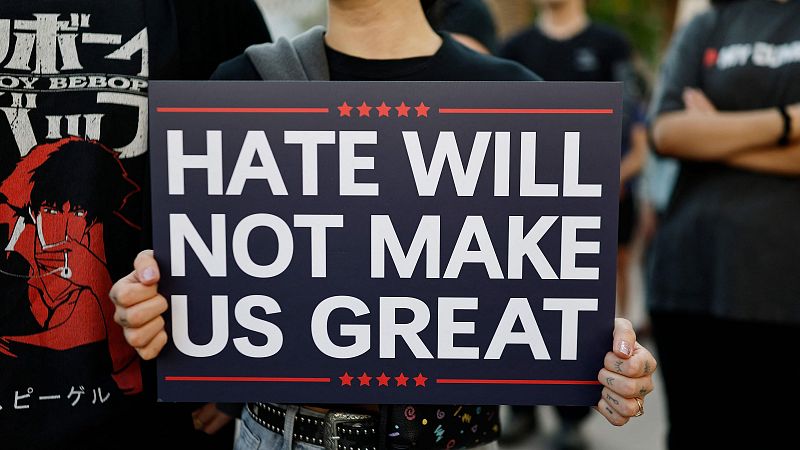 Los Ángeles, epicentro de la primera gran protesta ciudadana contra Trump: "Estoy aquí por los que no pueden estar"