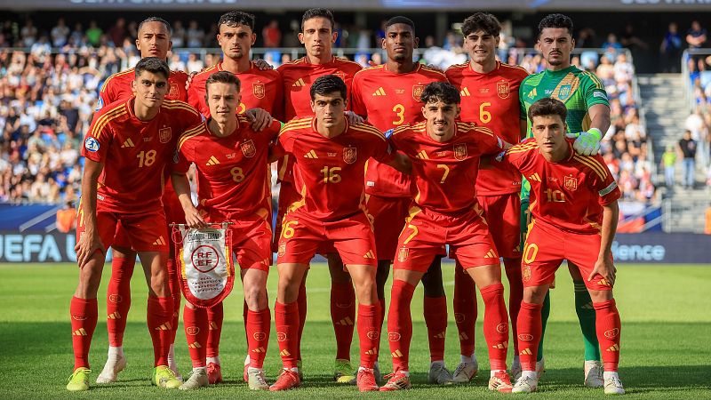 La seleccin espaola sub-21 antes del debut frente a Eslovenia.