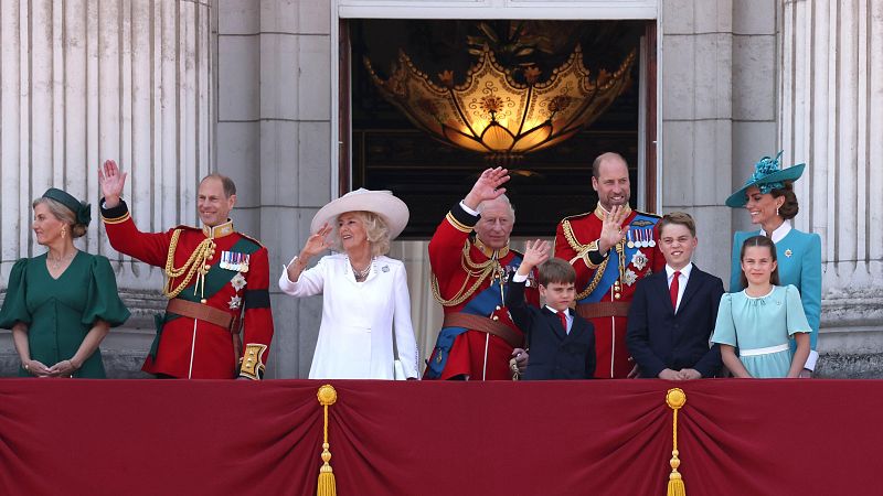 Carlos III homenajea a las víctimas del accidente de Air India en el desfile por su cumpleaños