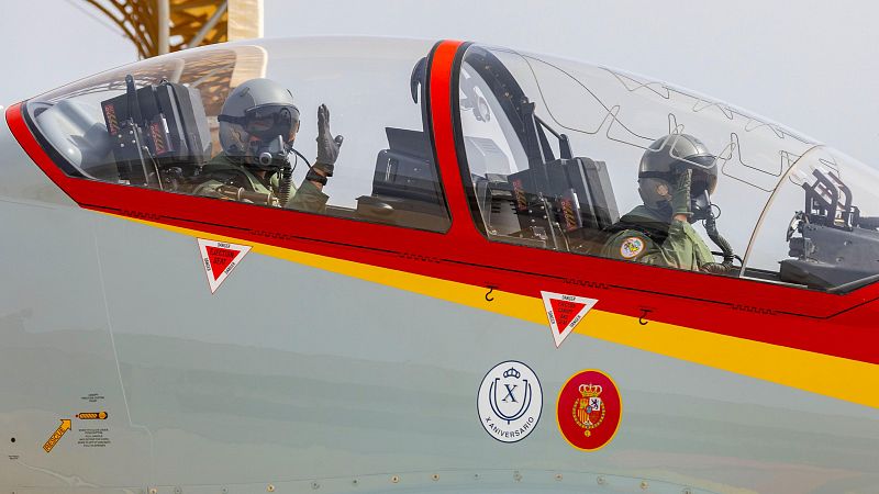 Felipe VI prueba el avin de  entrenamiento Pilatus en el que se formar la princesa Leonor