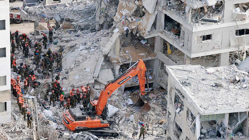 Varios hombres observan los daos tras el impacto de misiles lanzados desde Irn sobre un edificio residencial en el norte de Israel, en Tamra, Israel.