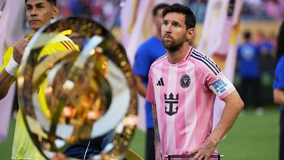 Leo Messi junto al trofeo del Mundial de Clubes en el partido inaugural del torneo.