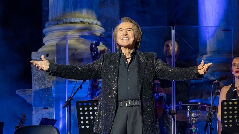 Raphael vive su "gran noche" en su vuelta al escenario del teatro romano de Mrida