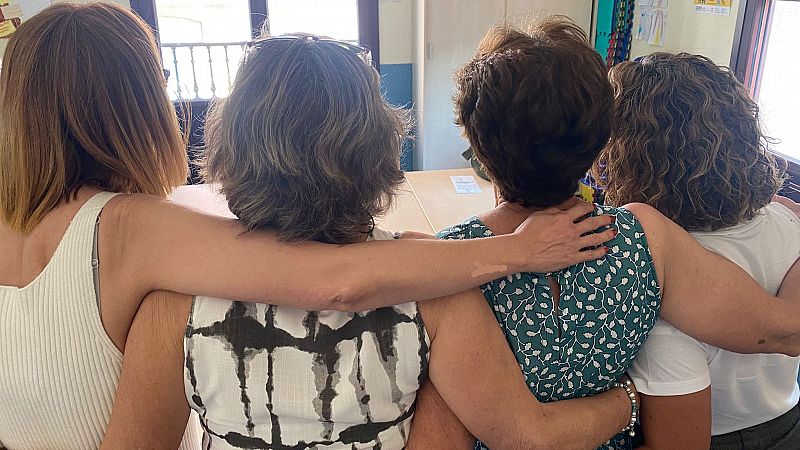 En una reunin de la primera comunidad de mujeres alcohlicas annimas: "Estamos vivas de milagro"