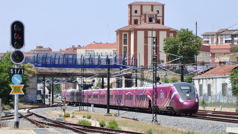 La Espaa Vaciada se planta ante la supresin de paradas de tren "vitales" para su futuro: "Nos estn ahogando"