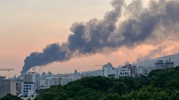 El humo se eleva en el edificio de la televisin estatal de Irn despus de un ataque israel