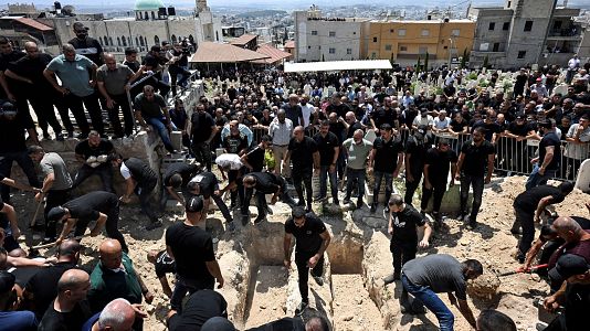 Familiares y amigos asisten al funeral de una familia israel que murieron en un ataque con misiles iranes